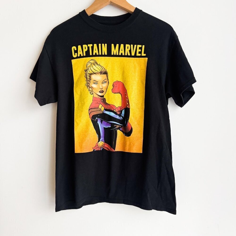Captain Marvel " We can do it" Graphic T shirt M